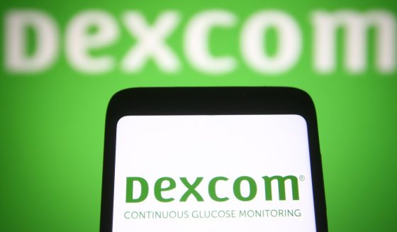 Dexcom کا اوور دی کاؤنٹر گلوکوز مانیٹر اب صارفین کو AI کا خلاصہ پیش کرتا ہے کہ نیند، کھانا اور شوگر کی سطح پر کیا اثر پڑتا ہے۔