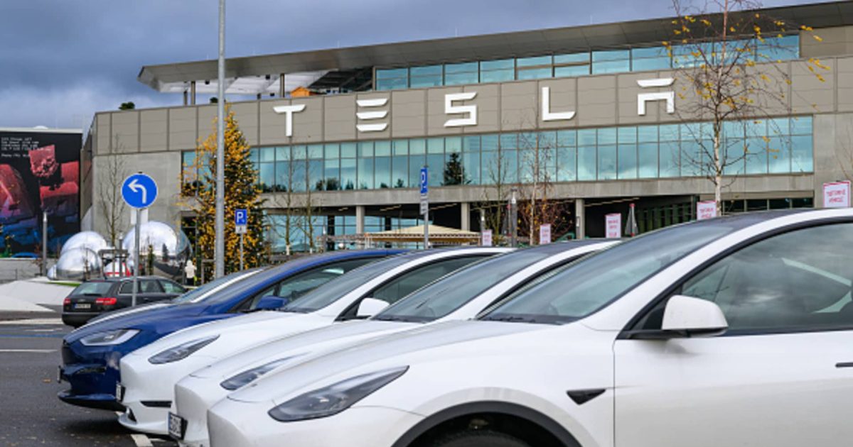 Tesla EV اسٹاک کے لیے اتار چڑھاؤ والے ہفتے میں زیادہ ہونے کے لیے نقصانات کو ریورس کرتا ہے۔