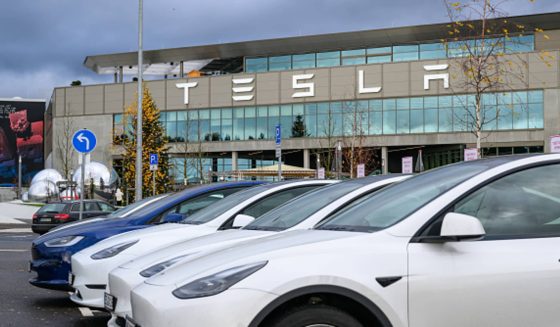 Tesla EV اسٹاک کے لیے اتار چڑھاؤ والے ہفتے میں زیادہ ہونے کے لیے نقصانات کو ریورس کرتا ہے۔