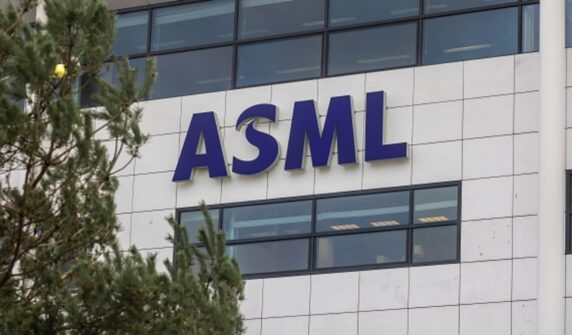 ASML کے حصص 10 ٪ کودتے ہیں کیونکہ احکامات میں اضافے سے دیپ ساک کے خوف سے انکار ہوتا ہے۔