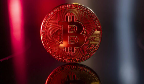 Bitcoin ,000 سے نیچے گر گیا کیونکہ ٹریژری دباؤ کے خطرے کے اثاثوں کو حاصل کرتا ہے