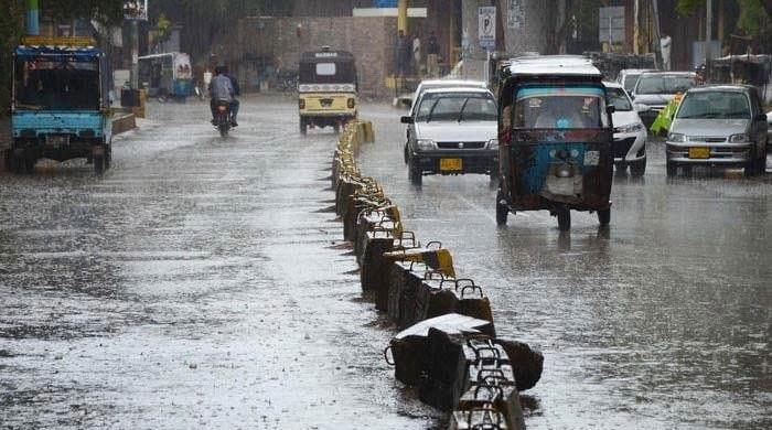 کراچی میں موسم سرما کی پہلی بارش کے بعد سردی کی شدت میں اضافے کا امکان ہے۔