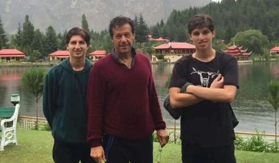 تنہائی میں مہینوں کے بعد ، عمران خان اپنے بیٹوں سے بات کرنے کو ملتا ہے