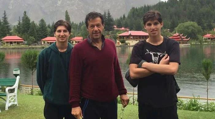 تنہائی میں مہینوں کے بعد ، عمران خان اپنے بیٹوں سے بات کرنے کو ملتا ہے