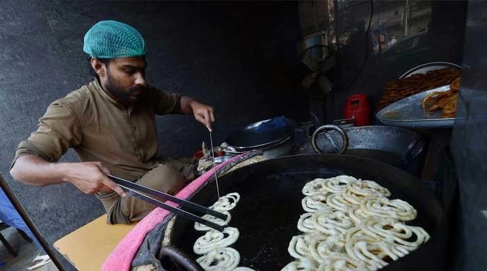 ایس ایس جی سی کے دعووں کے باوجود ، کراچیئٹس پہلے رمضان میں گیس کی بندش برداشت کرتے ہیں