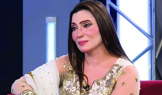خوشبو ابتدائی جدوجہد ، تنہائی کے بارے میں جذباتی بات کرتے ہیں