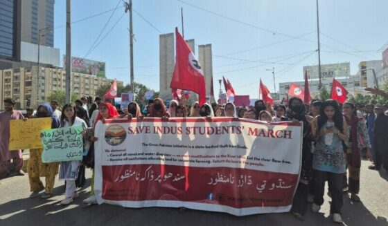 طلباء اور سول سوسائٹی کینال پروجیکٹ کے خلاف کراچی میں مارچ کرتے ہوئے ، ‘واٹر وارز’ کو ختم کرنے کا انتباہ