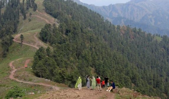 AJK ، Iiojk سیاحت ‘لانگ لول’ کے لئے تیاری کرتے ہیں جیسے ہی جنگ کی چیخیں بلند ہوتی ہیں