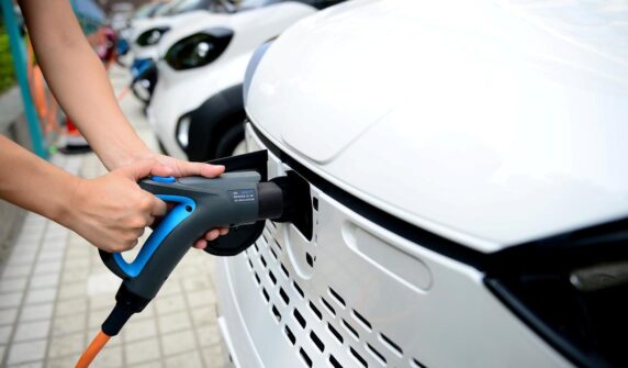 ای وی چارجنگ اسٹیشنوں کے لئے RSS23.57/KWH ٹیرف منظور شدہ | ایکسپریس ٹریبیون