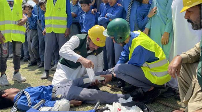 اے جے کے میں بچے پاکستان انڈیا تناؤ میں اضافے کے ساتھ ہی ہنگامی مشقیں سیکھتے ہیں