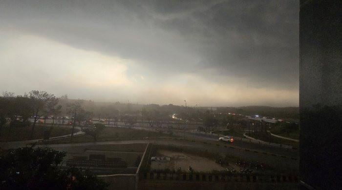 بارش کے جادو سے اسلام آباد ، راولپنڈی کو راحت ملتی ہے