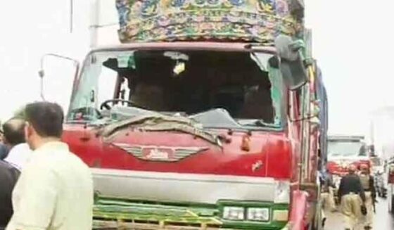 تیز رفتار ڈمپر ٹرک کراچی کے دفاع میں بنگلے میں گر کر تباہ ہوگیا