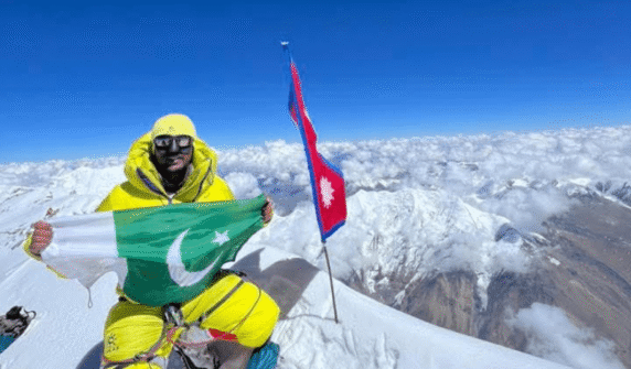 ساجد صدپرا سمٹس دنیا کے ساتویں اعلی پہاڑ کے بغیر اضافی آکسیجن