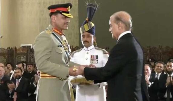 صدر ، وزیر اعظم کوس عاصم منیر پر فیلڈ مارشل کا لاٹھی دے رہے ہیں