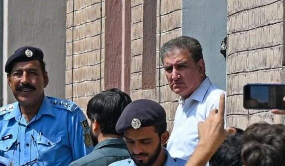 لاہور جیل میں دل میں درد کے بعد پی ٹی آئی کے شاہ محمود قریشی کو اسپتال میں داخل کیا گیا