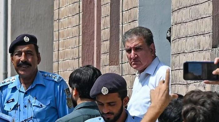 لاہور جیل میں دل میں درد کے بعد پی ٹی آئی کے شاہ محمود قریشی کو اسپتال میں داخل کیا گیا