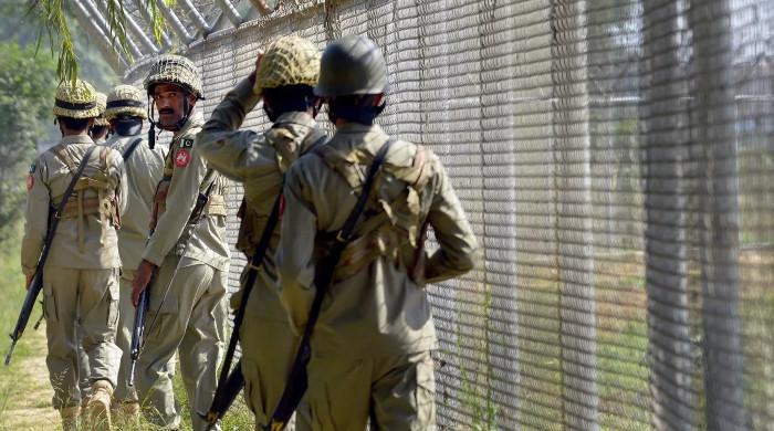 لوک کے دونوں اطراف ، کشمیری واچ ، انتظار کریں اور جنگ کی تیاری کریں