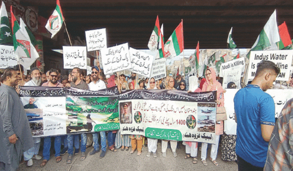 موتہیدا نے مسلح افواج کے ساتھ اظہار یکجہتی کے لئے کراچی میں ڈیمو کا انعقاد کیا