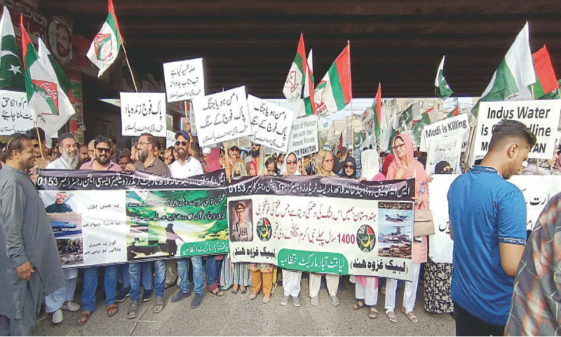 موتہیدا نے مسلح افواج کے ساتھ اظہار یکجہتی کے لئے کراچی میں ڈیمو کا انعقاد کیا