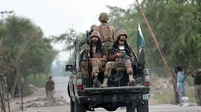 پاکستان آرمی سپاہی نے شہید کردیا ، کے پی آئی بیوس میں آٹھ دہشت گرد ہلاک ہوگئے
