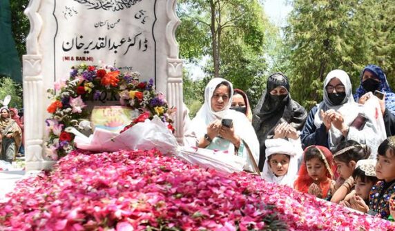 پاکستان نے محب وطن جوش کے ساتھ آپ کو ٹیک بیئر کا جشن منایا