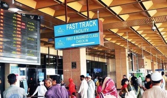 پاکستانیوں کو بیرون ملک سے جلاوطن کردیا گیا ، پاسپورٹ کی منسوخی کا سامنا کرنا ، پولیس کارروائی: نقوی