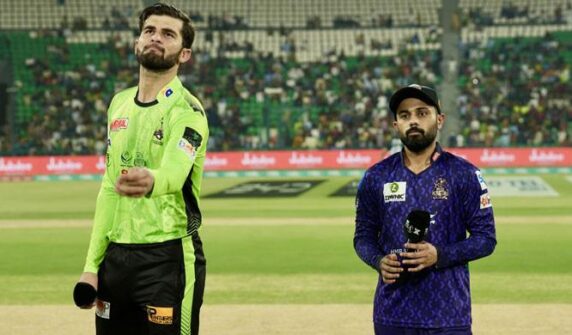 پی ایس ایل 10: کوئٹہ گلیڈی ایٹرز نے ٹاس جیت لیا ، لاہور قلندرس کے خلاف پہلے باؤل کا انتخاب کریں