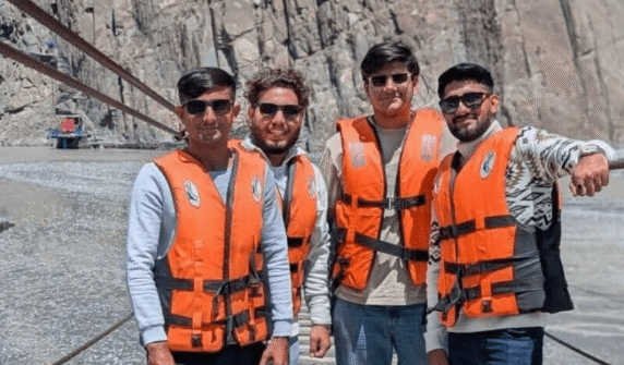گجرات کے چار لاپتہ سیاحوں نے سکارڈو میں دریائے کنارے کے ساتھ مردہ پایا