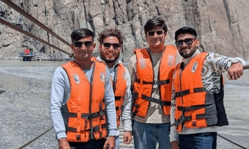 گجرات کے چار لاپتہ سیاحوں نے سکارڈو میں دریائے کنارے کے ساتھ مردہ پایا
