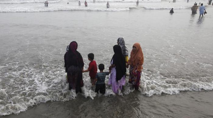 گرم موسم کے لئے کراچی کے منحنی خطوط وحدانی کے ساتھ سمندری ہوا آج کے رکنے کا امکان ہے
