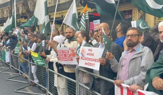 ہندوستان کے جنگی بیان بازی کے خلاف لندن میں مسلم لیگ (ن) کے حامیوں کا ریلی نکلا