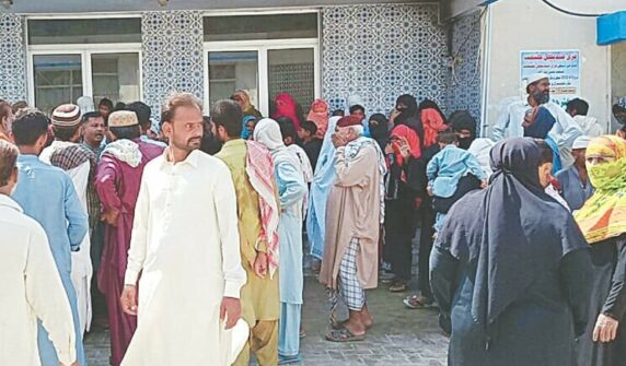 یونیورسٹی کے پروفیسرز ہولی فیملی اسپتال میں مریضوں کو دیکھتے ہیں کیونکہ نوجوان ڈاکٹر ہڑتال جاری رکھتے ہیں