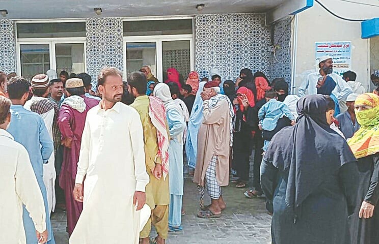 یونیورسٹی کے پروفیسرز ہولی فیملی اسپتال میں مریضوں کو دیکھتے ہیں کیونکہ نوجوان ڈاکٹر ہڑتال جاری رکھتے ہیں